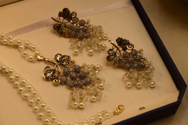 Dazzling Design Gold Plated Crystal Stones Necklace Set for Girls/Women
