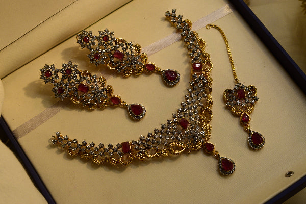 Fancy Design Gold Plated Crystal Stones Necklace Set for Girls/Women