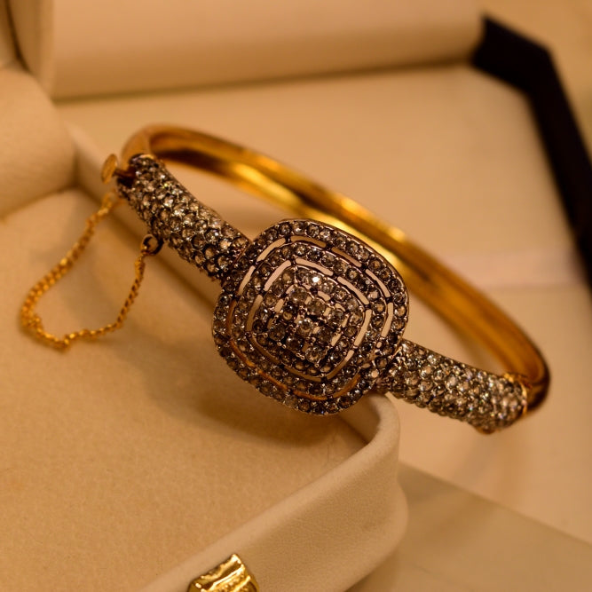 Charming Design Gold Plated Crystal Stones Bangle for Girls/Women