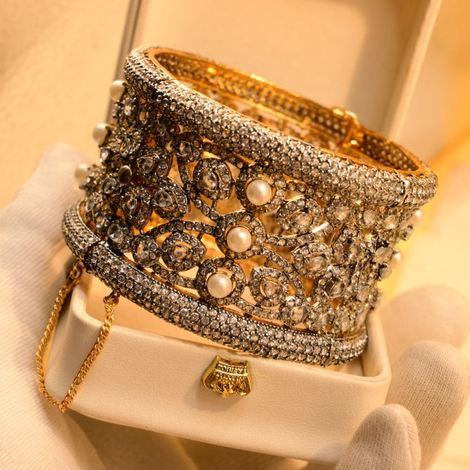 Luxury Design Gold Plated Crystal Stones Bangle Set for Girls/Women
