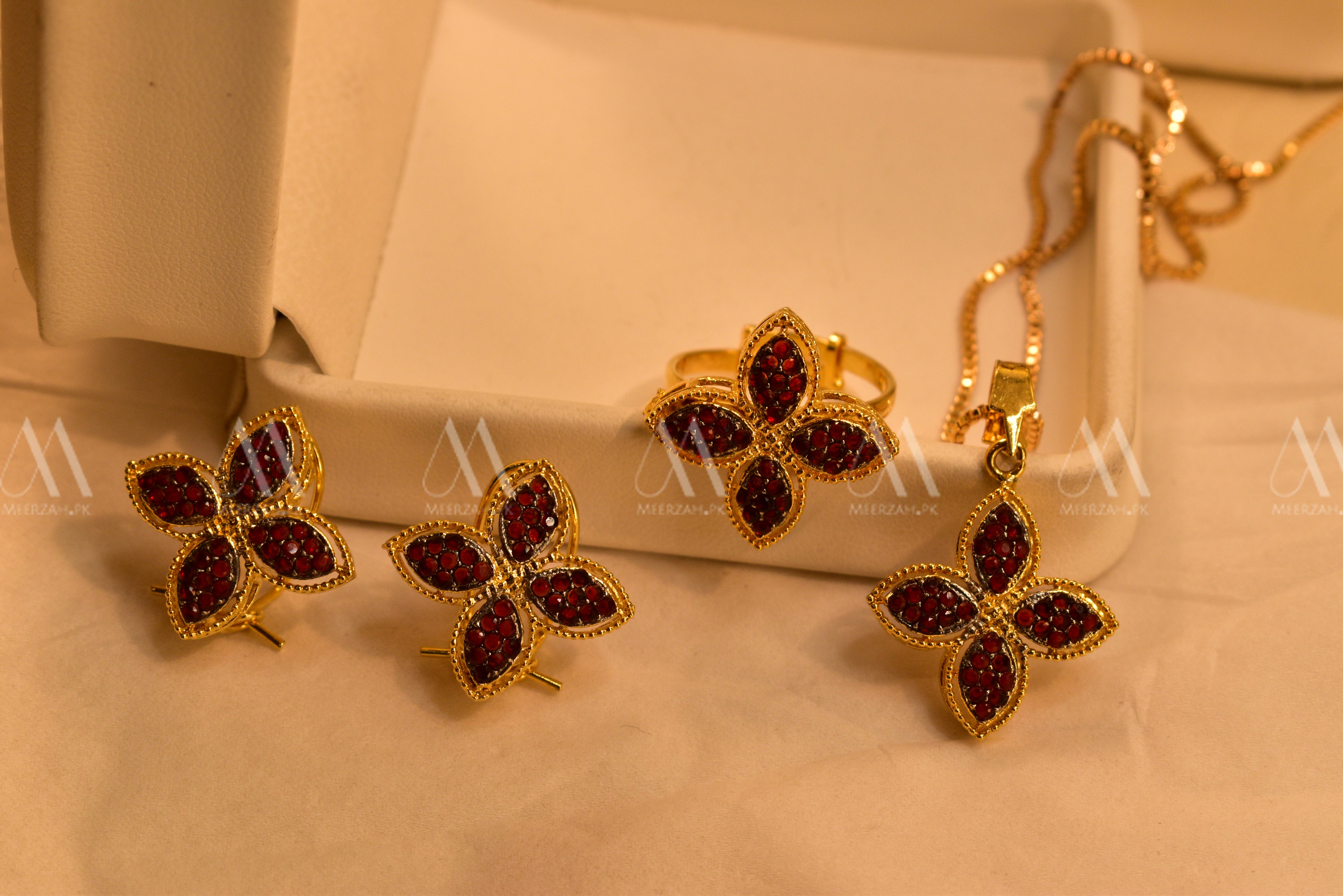 Unique Flower Design Gold Plated Real Stones Necklace Set for Girls/Women