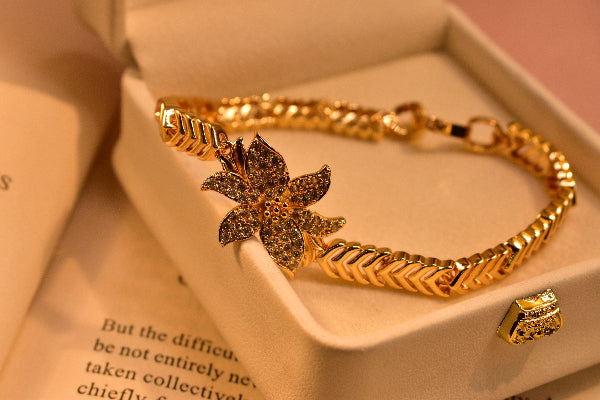 Charming Flower Design Gold Plated Bracelet for Girls/Women
