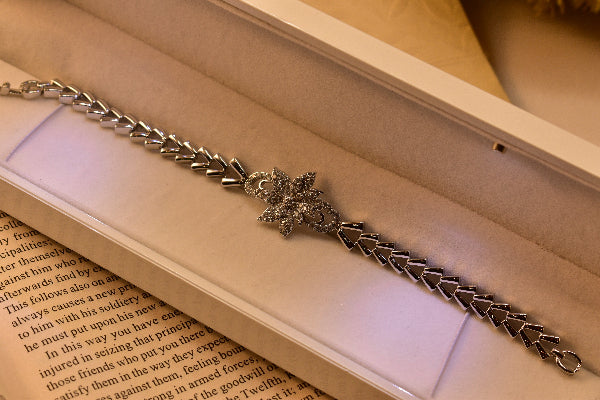 Glamorous Unique Design Crystal Stones Bracelet for Girls/Women