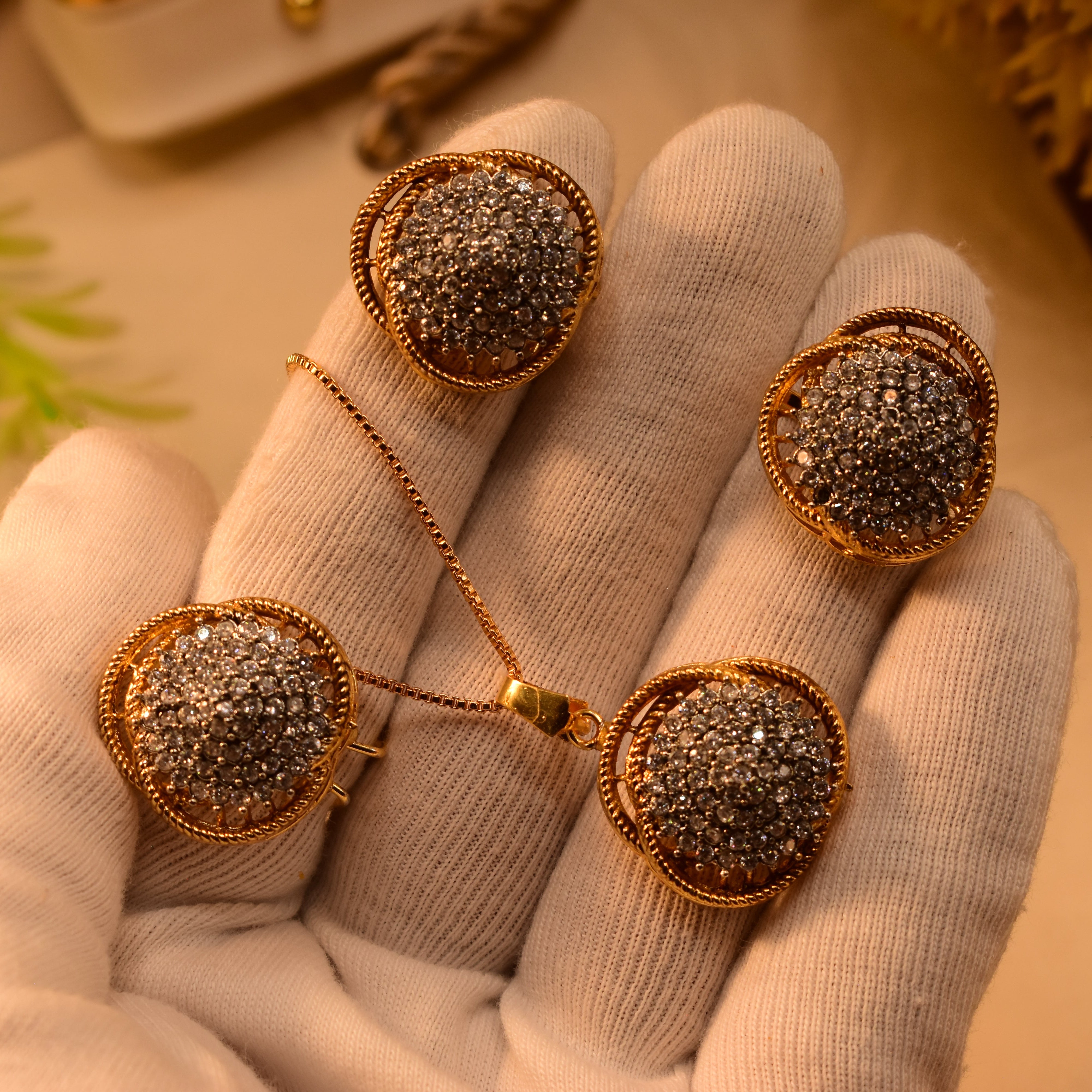 Dazzling Design Gold Plated Crystal Stones Necklace Set for Girls/Women