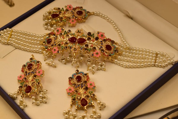 Stylish Gold Plated Chokar Set with Bindya Earing for Girls/Women