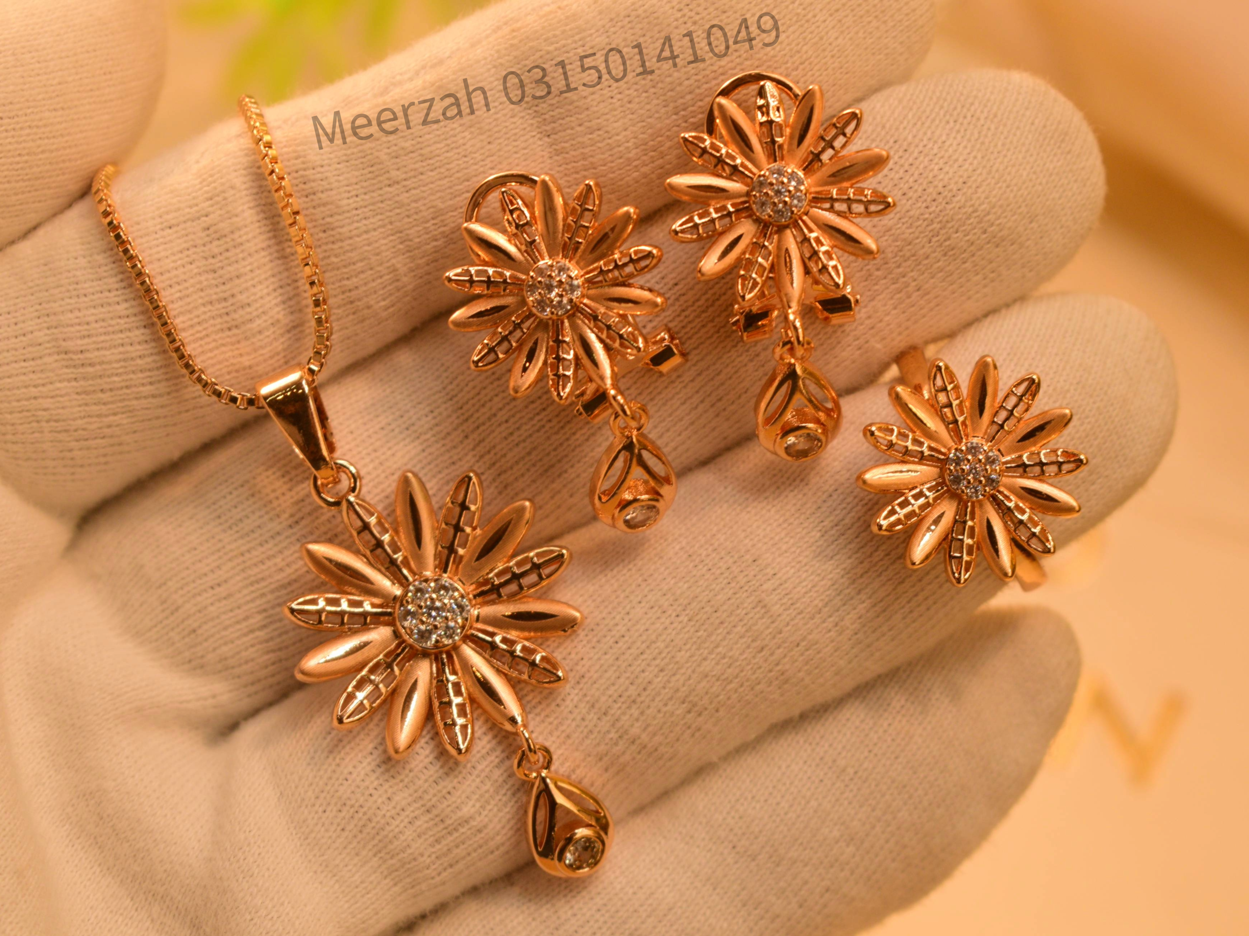 Beautiful Flower Design Gold Plated Necklace Set for Girls/Women