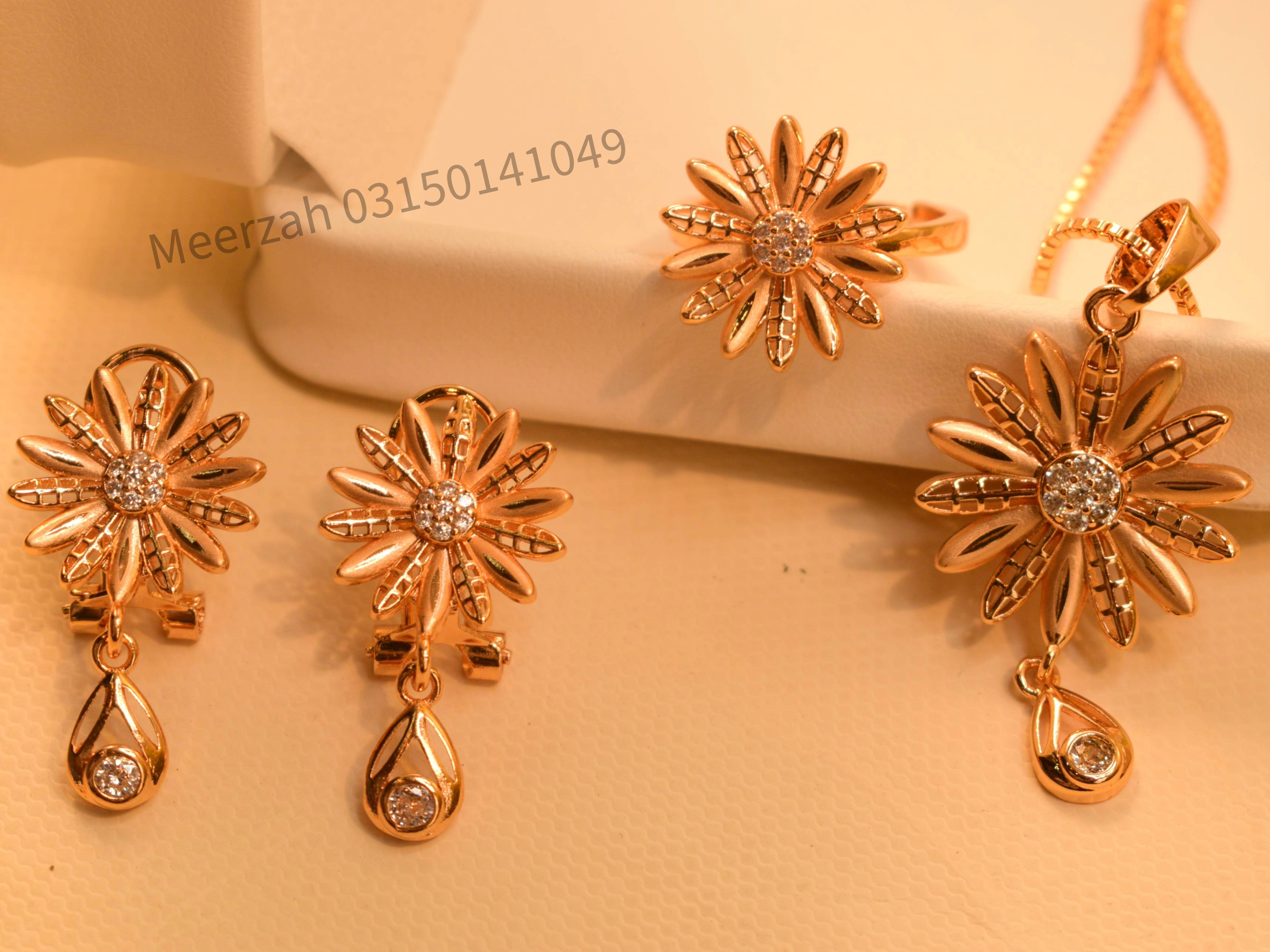 Beautiful Flower Design Gold Plated Necklace Set for Girls/Women