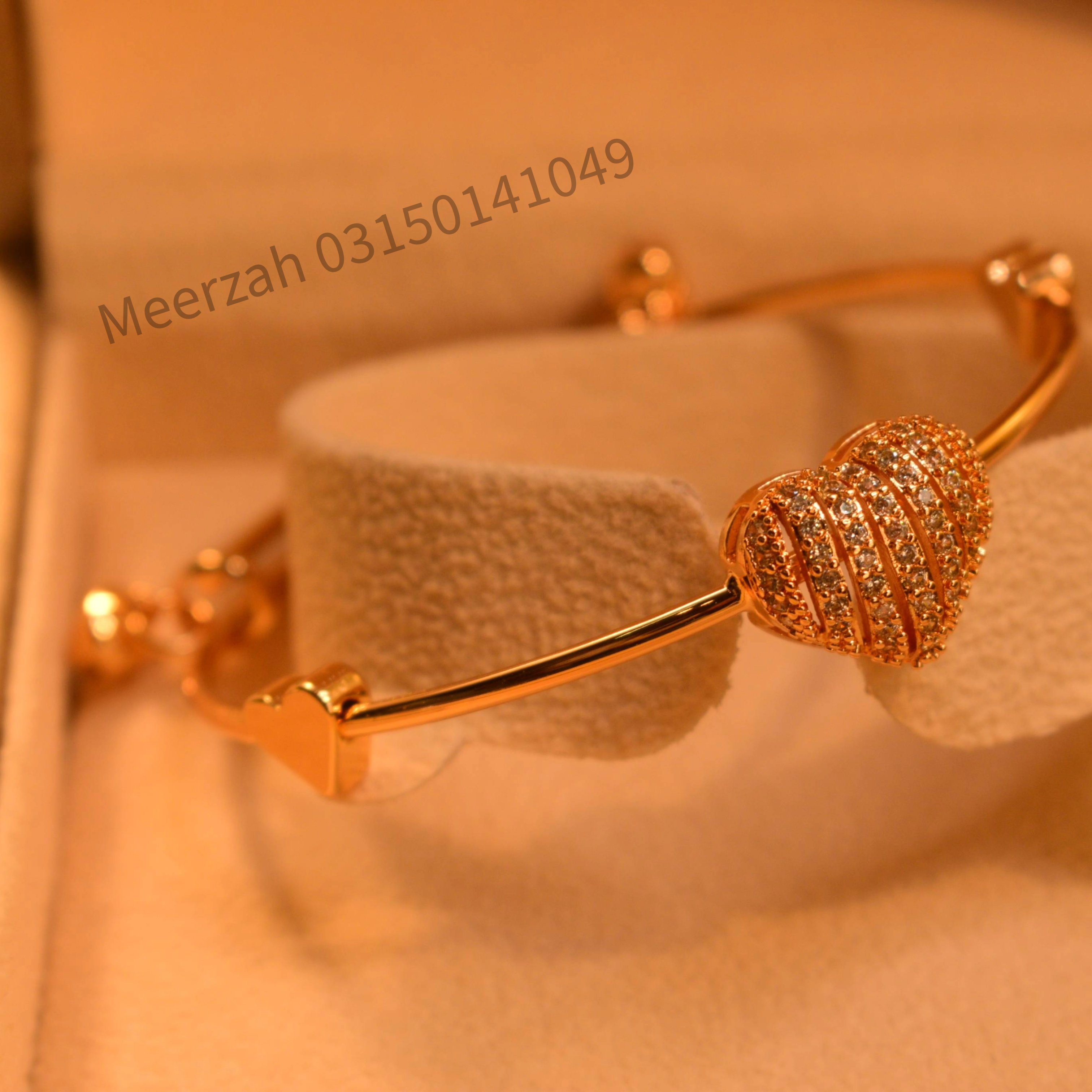 Fancy Heart Shaped Gold Plated Bracelet for Girls/Women