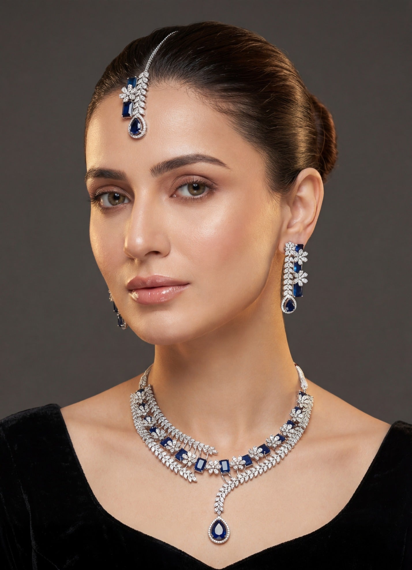 Dazzling Unique Design Silver Plated Crystal Stones Necklace Set for Girls/Women