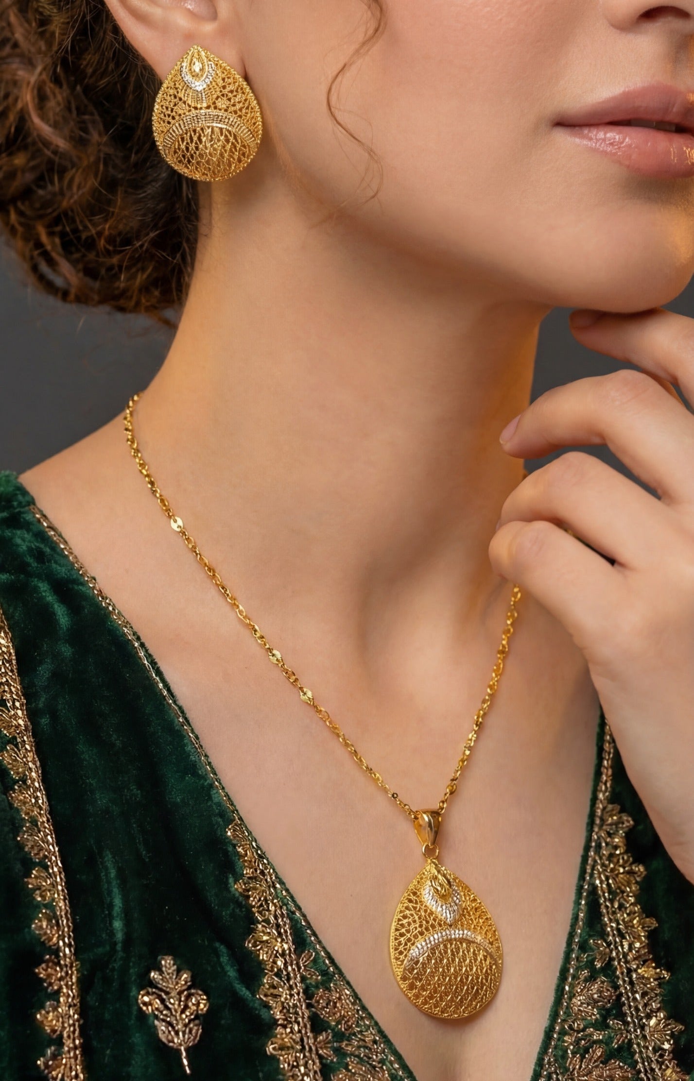 Glamorous Unique Design Gold Plated Necklace Set for Girls/Women