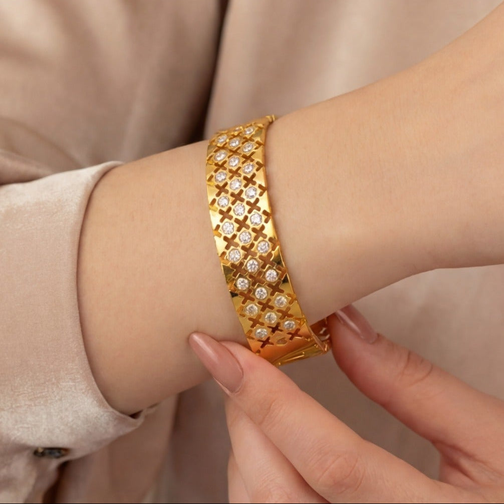 Glamorous Unique Design Gold Plated Bracelet for Girls/Women