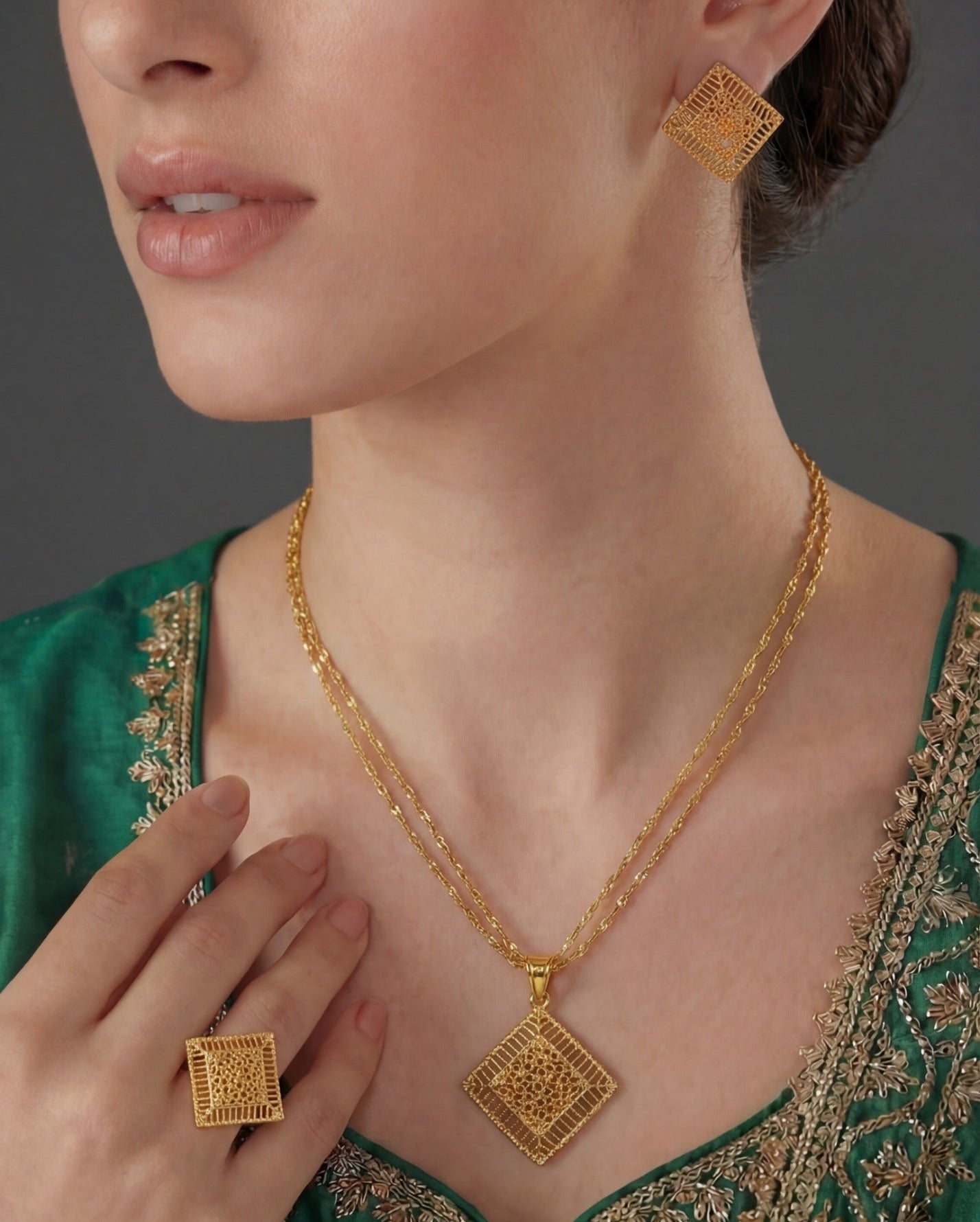 Luminous Unique Design Gold Plated Necklace Set for Girls/Women