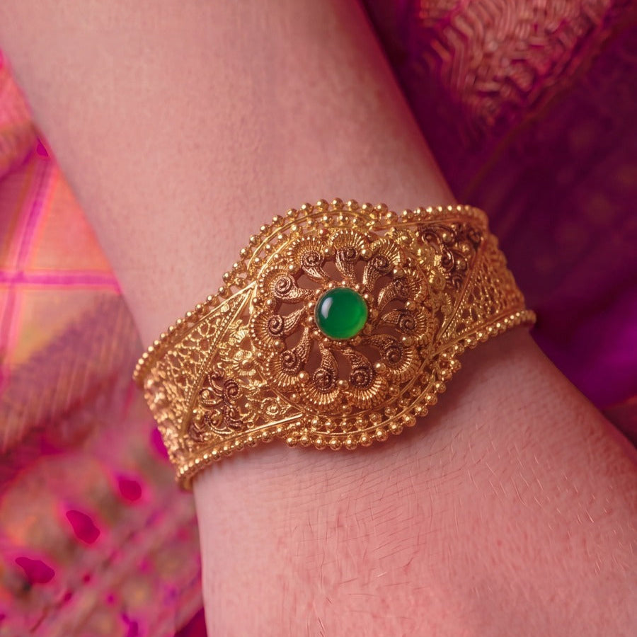 Glamorous Design Gold Plated Crystal Stones Bangle for Girls/Women