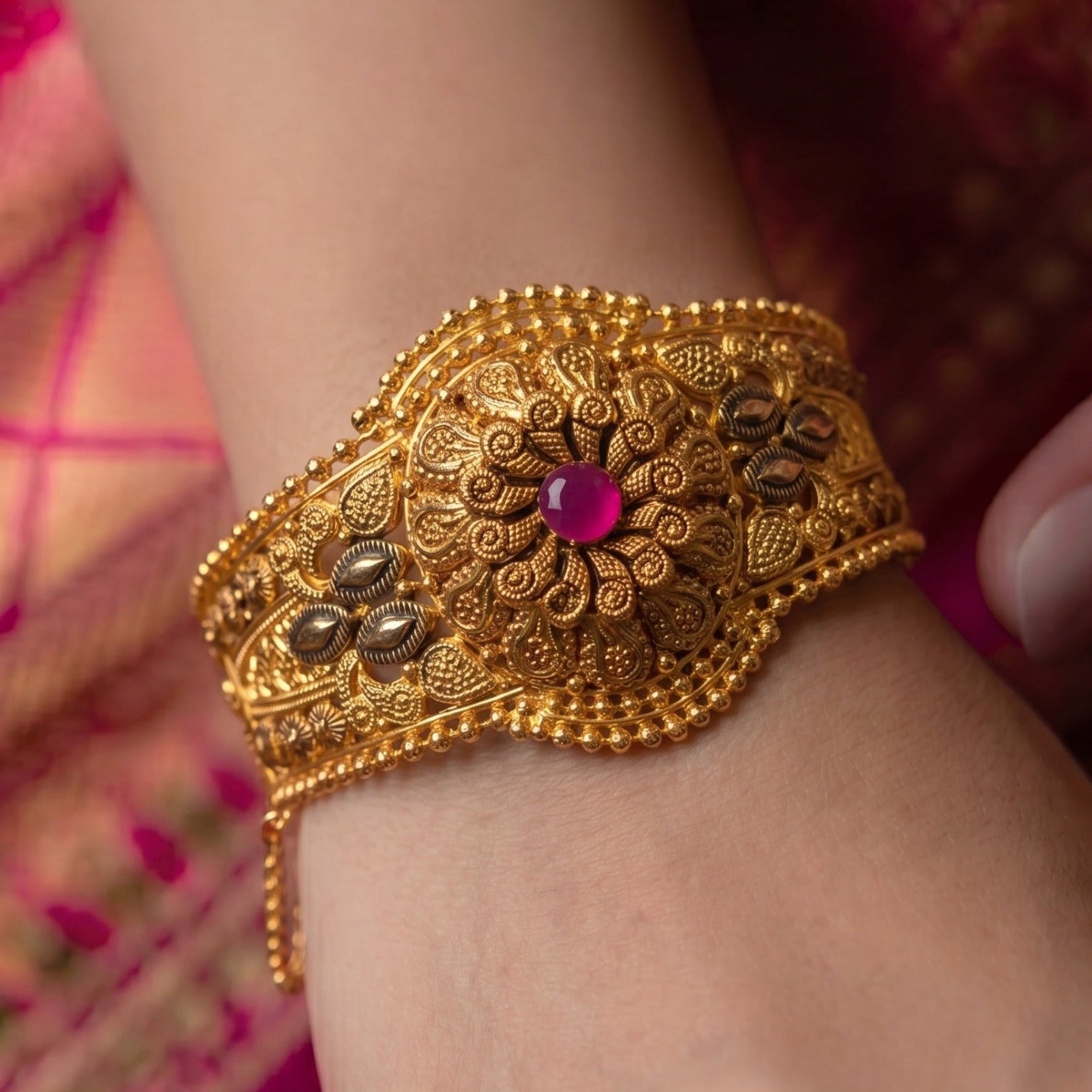 Luxury Design Gold Plated Crystal Stones Bangle for Girls/Women