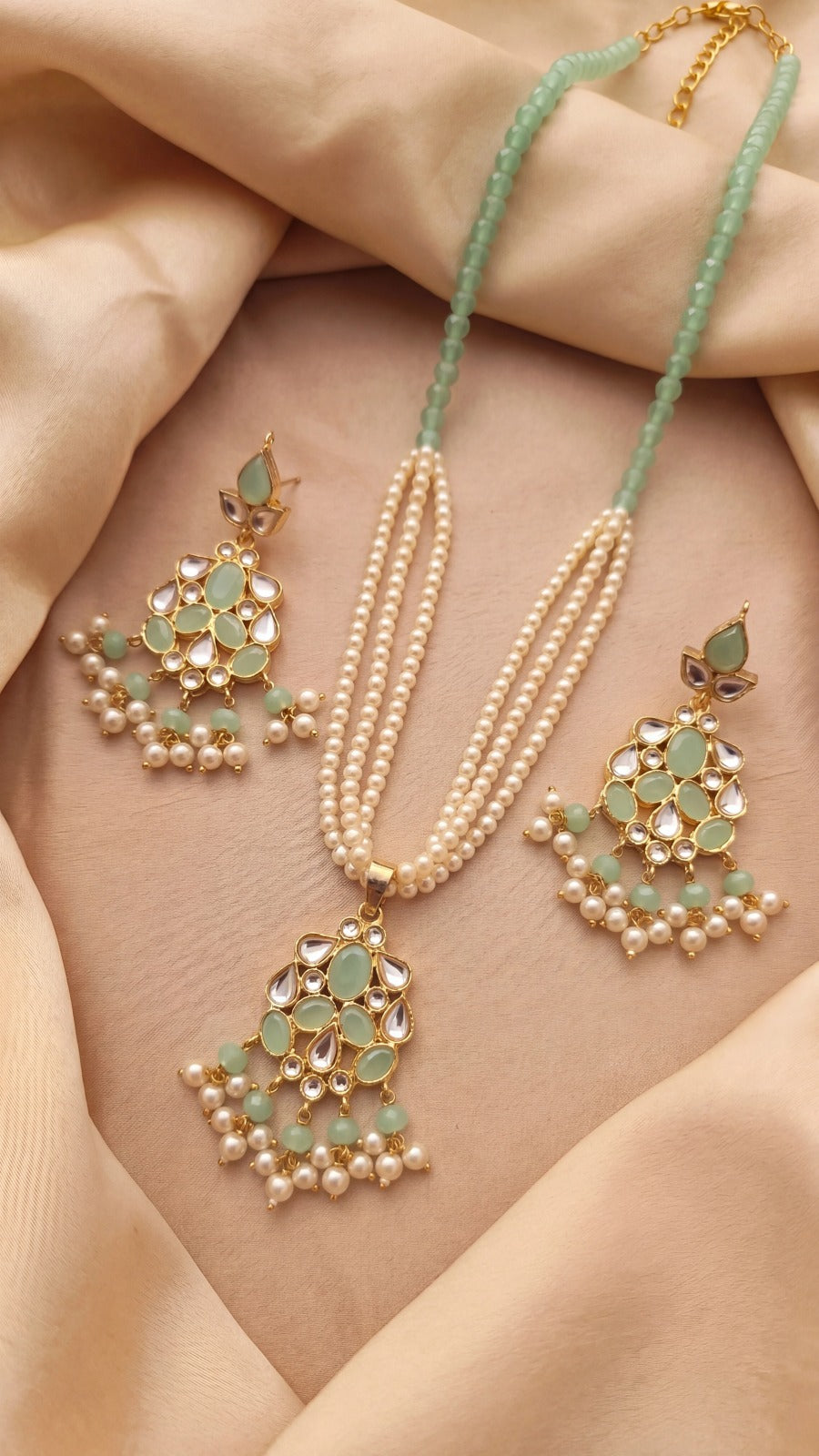 Glamorous Unique Design Crystal Stones Necklace Set for Girls/Women