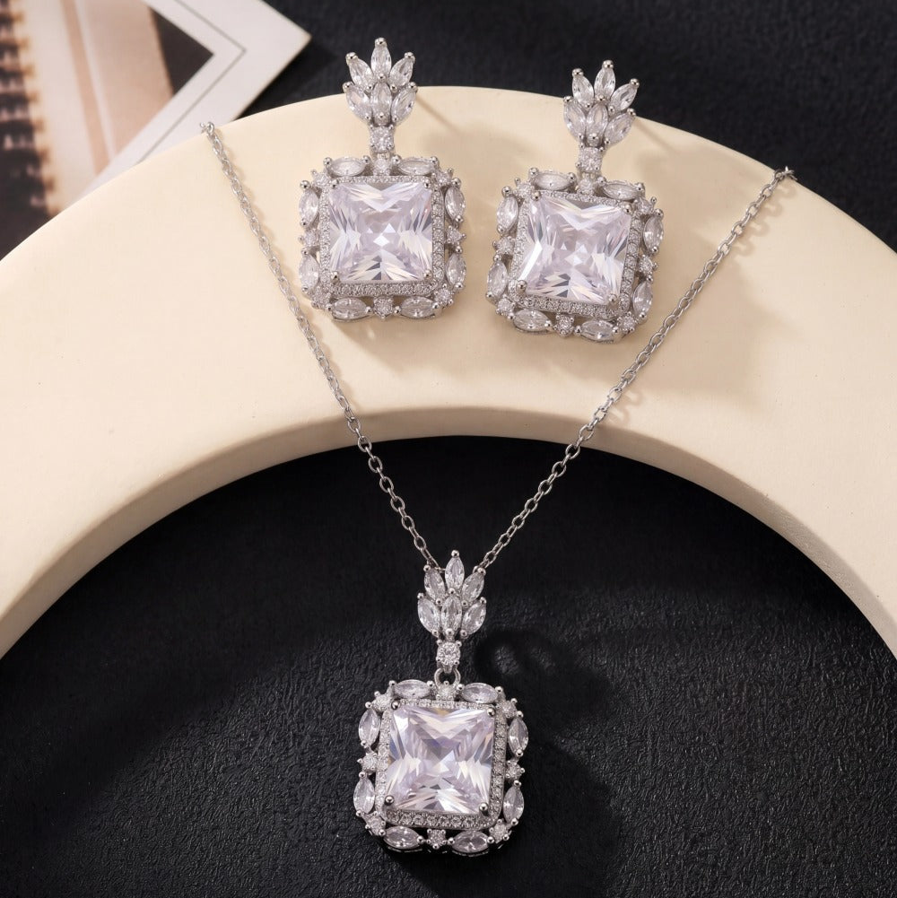 Beautiful Design Silver Plated Crystal Stones Necklace Set For Girls/women