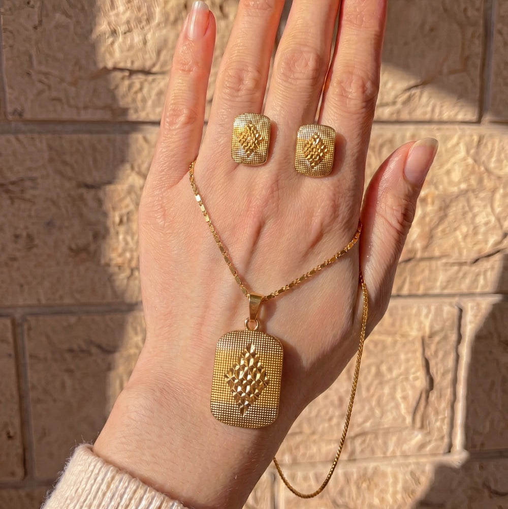 Stylish Unique Design Gold Plated Necklace Set For Girls/women