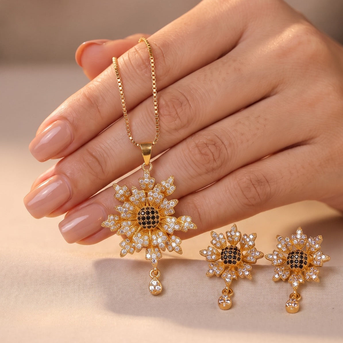 Beautiful Design Gold Plated Crystal Stones Necklace Set for Girls/Women