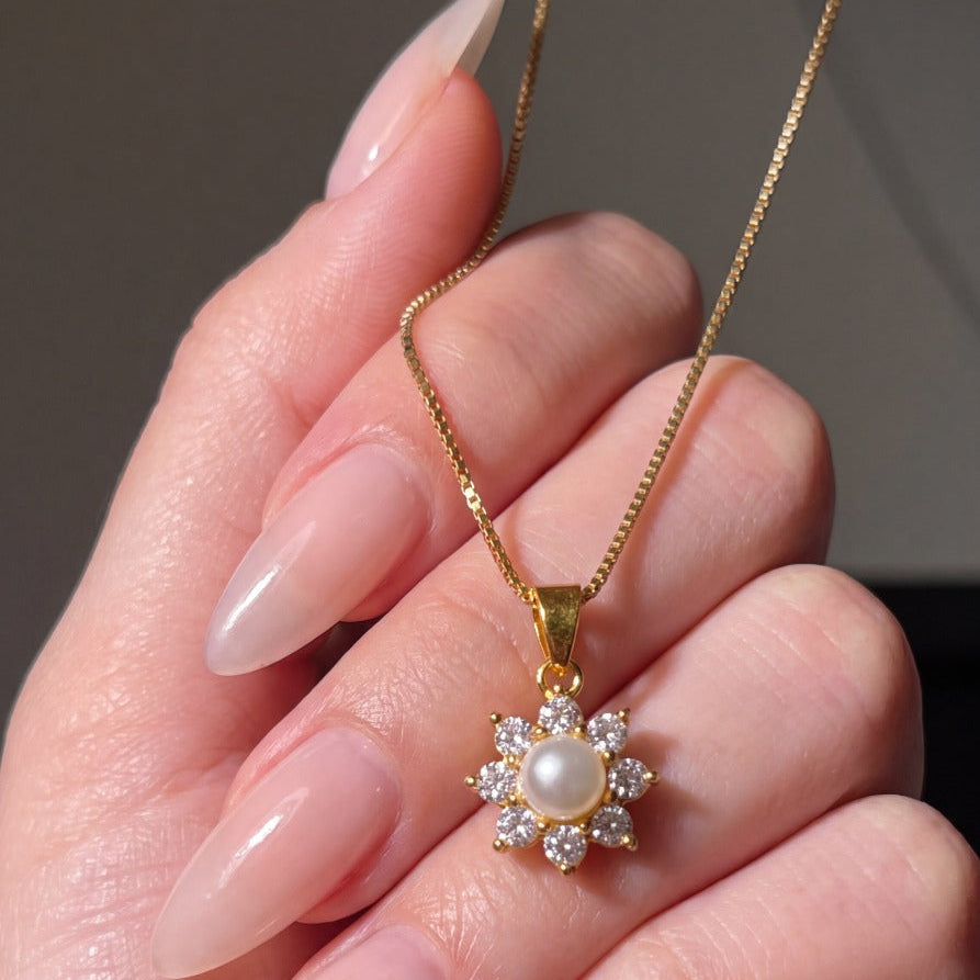 Luminous Unique Design Gold Plated Pearl Pendant for Girls/Women