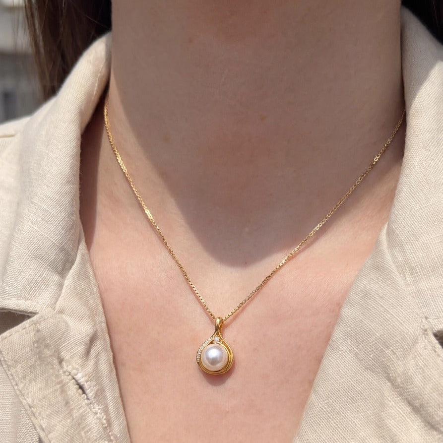 Gorgeous Unique Design Gold Plated Pearl Pendant for Girls/Women