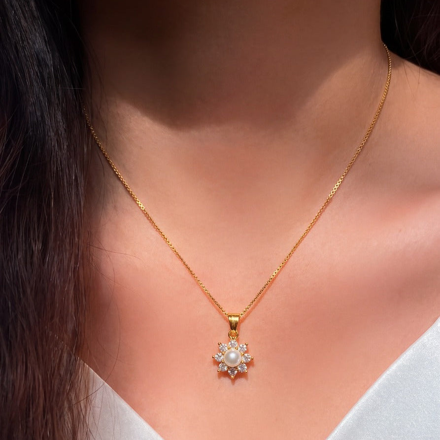 Luminous Unique Design Gold Plated Pearl Pendant for Girls/Women