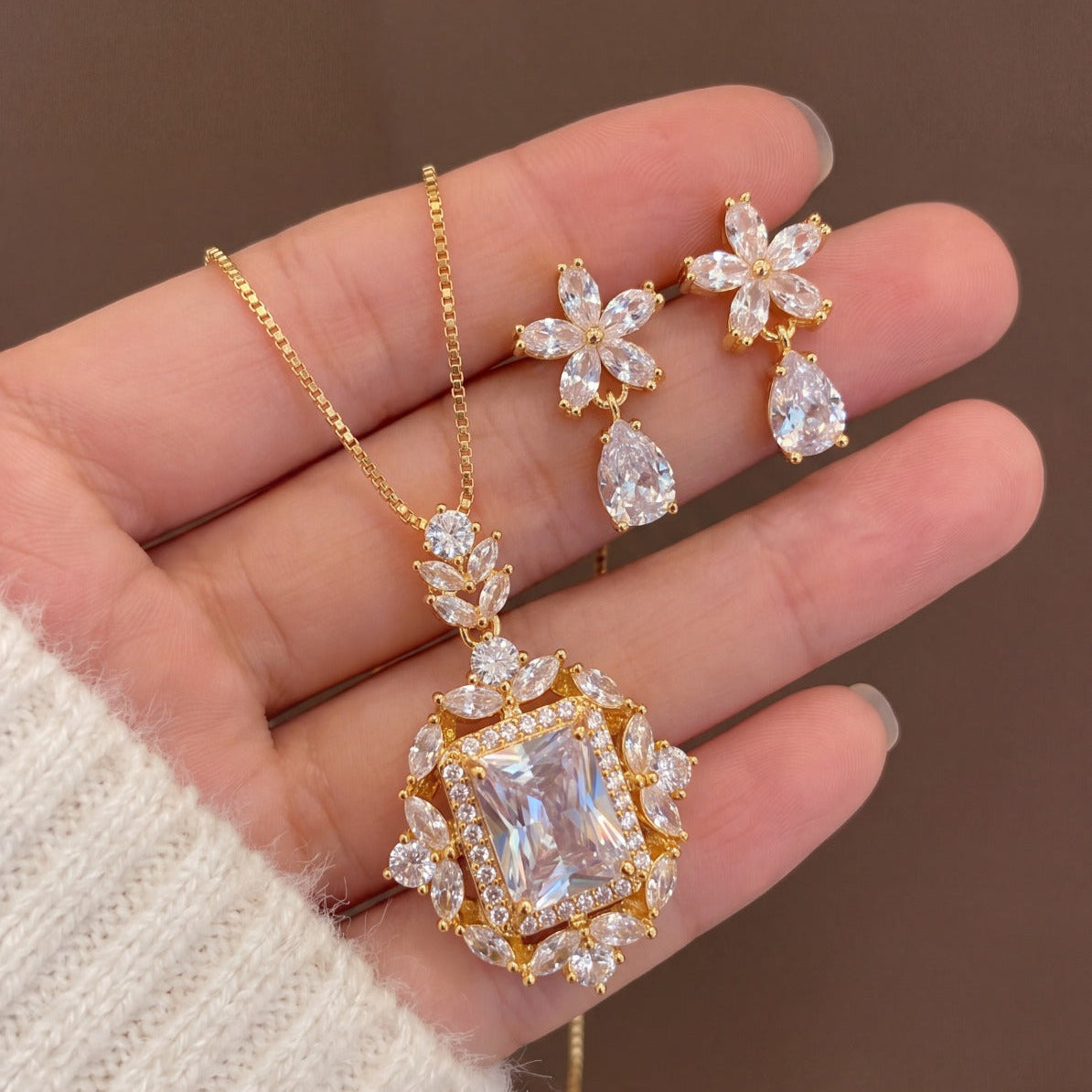 Gorgeous Design Gold Plated Crystal Stones Necklace Set for Girls/Women