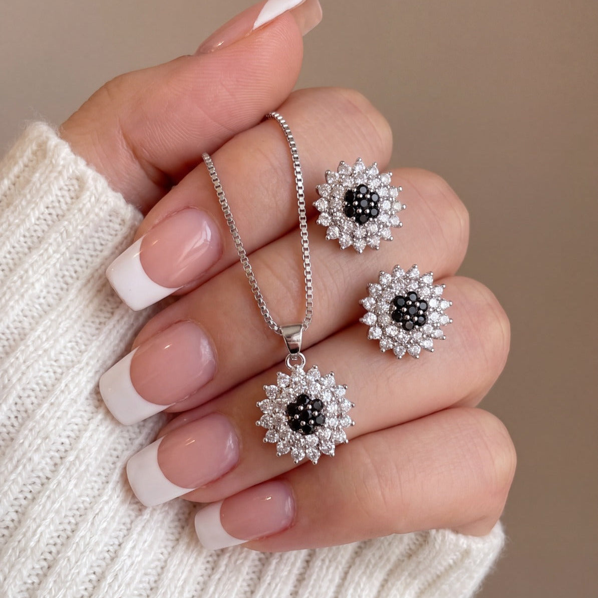 Elegant Design Silver Plated Crystal Stones Necklace Set for Girls/Women