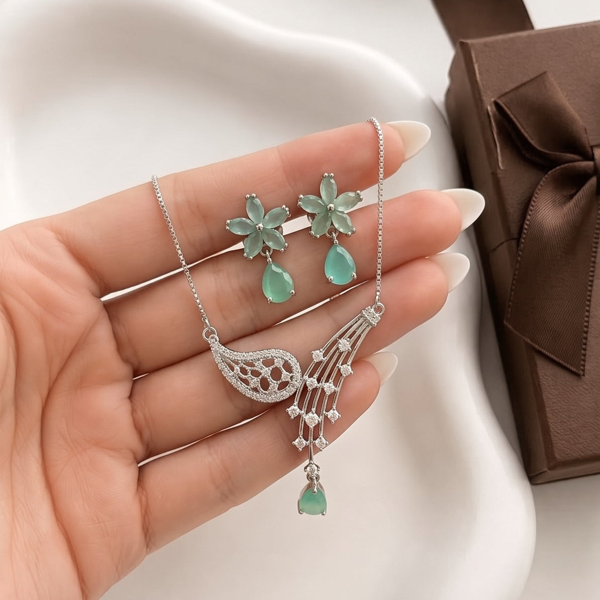 Stylish Design Silver Plated Crystal Stones Necklace Set for Girls/Women