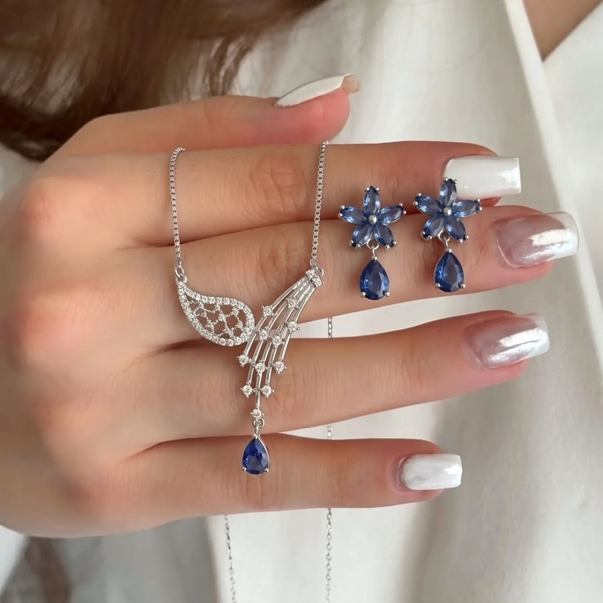 Stylish Design Silver Plated Crystal Stones Necklace Set for Girls/Women