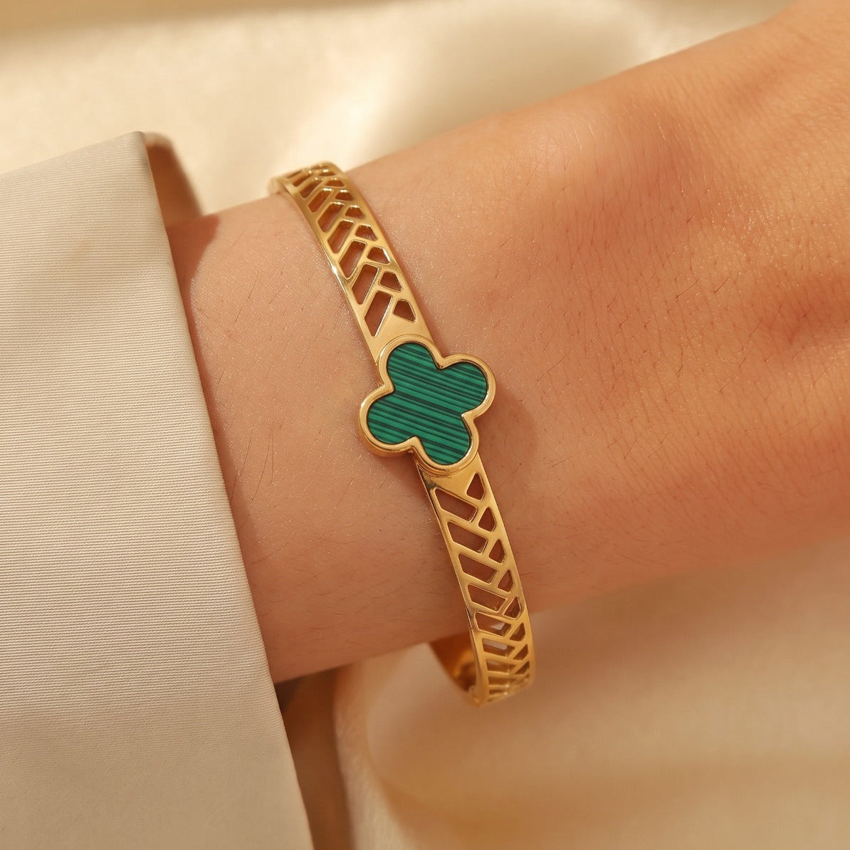 Luxury Flower Design Gold Plated Bracelet for Girls/Women
