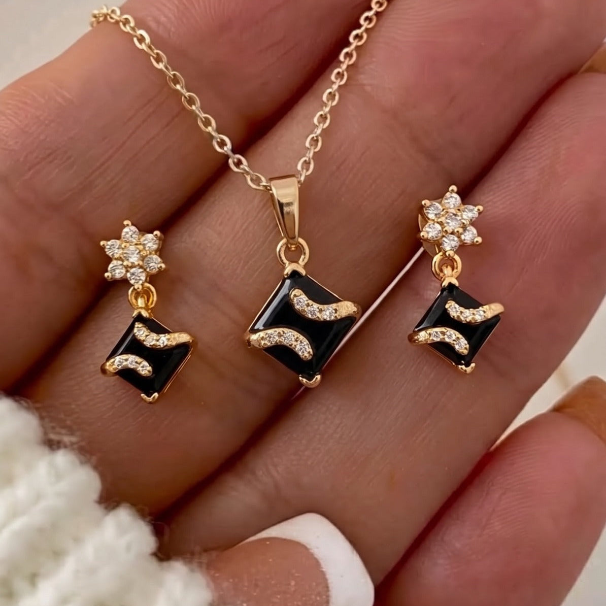 Dazzling Design Gold Plated Crystal Stones Necklace Set For Girls/women