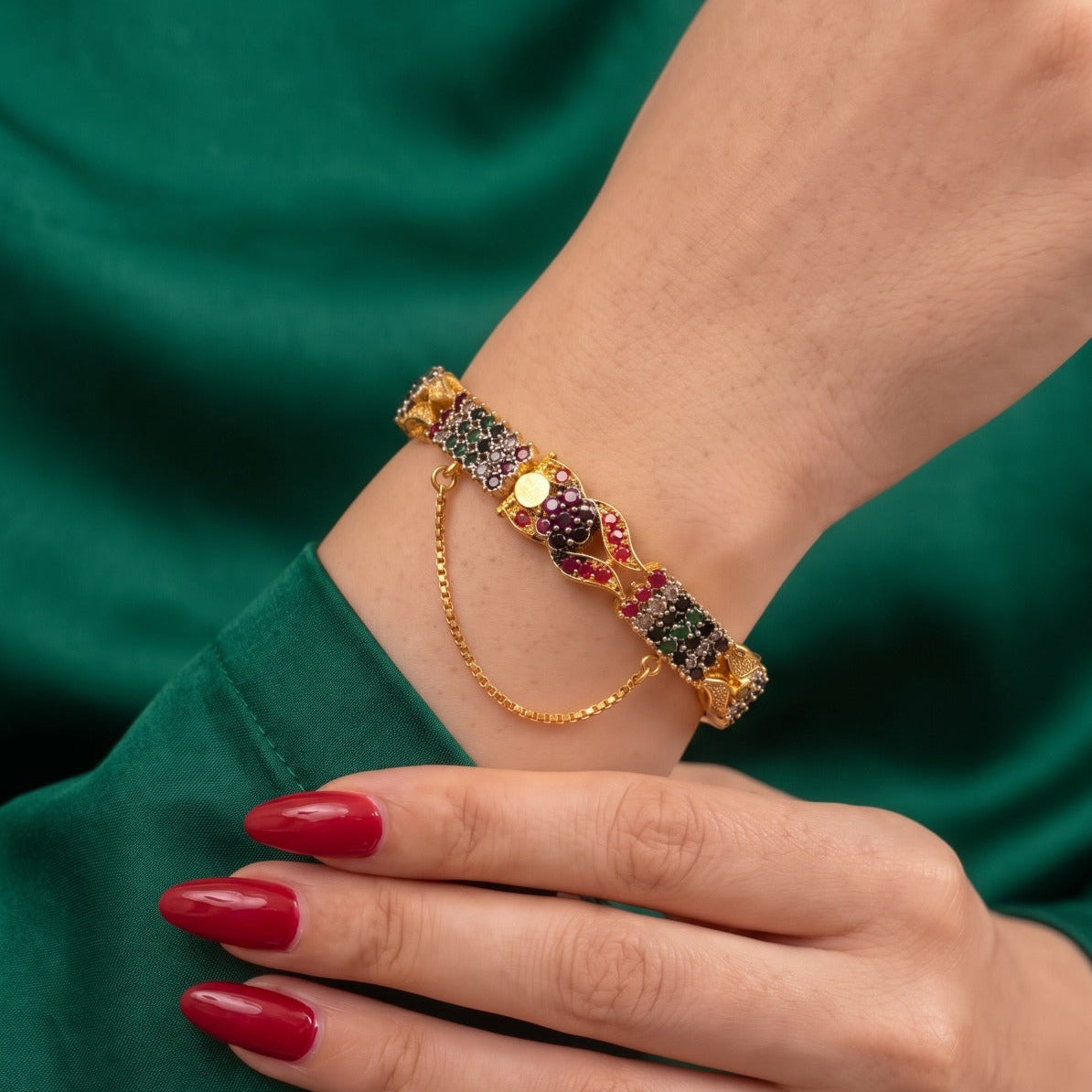 Glamorous Design Gold Plated Crystal Stones Bangle for Girls/Women