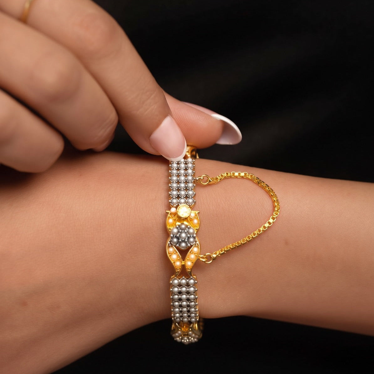 Glamorous Design Gold Plated Crystal Stones Bangle for Girls/Women