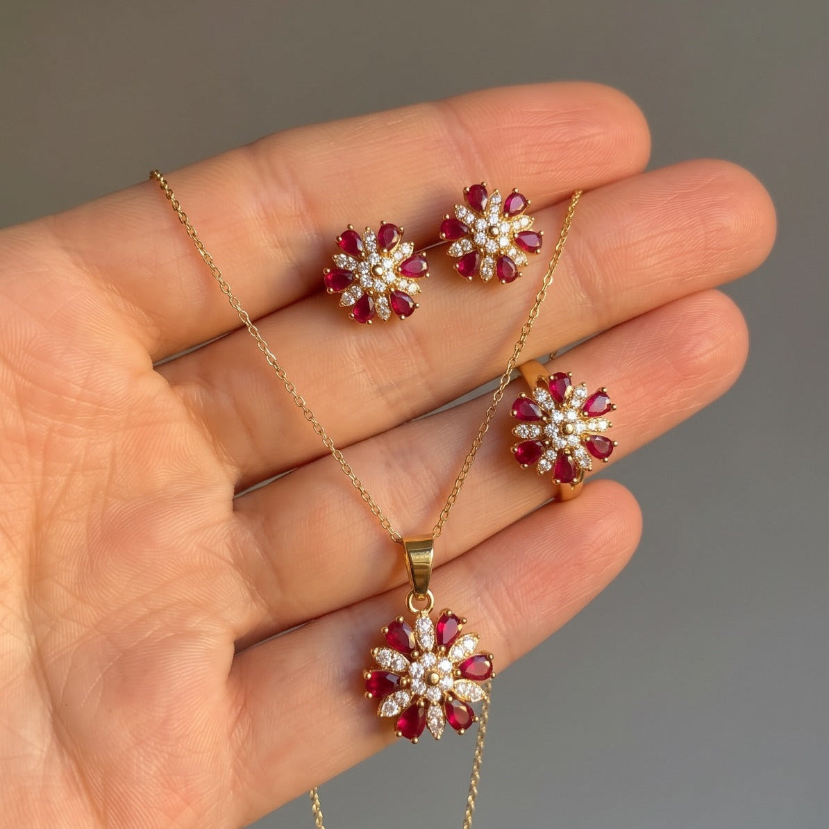 Beautiful Design Gold Plated Crystal Stones Necklace Set For Girls/women