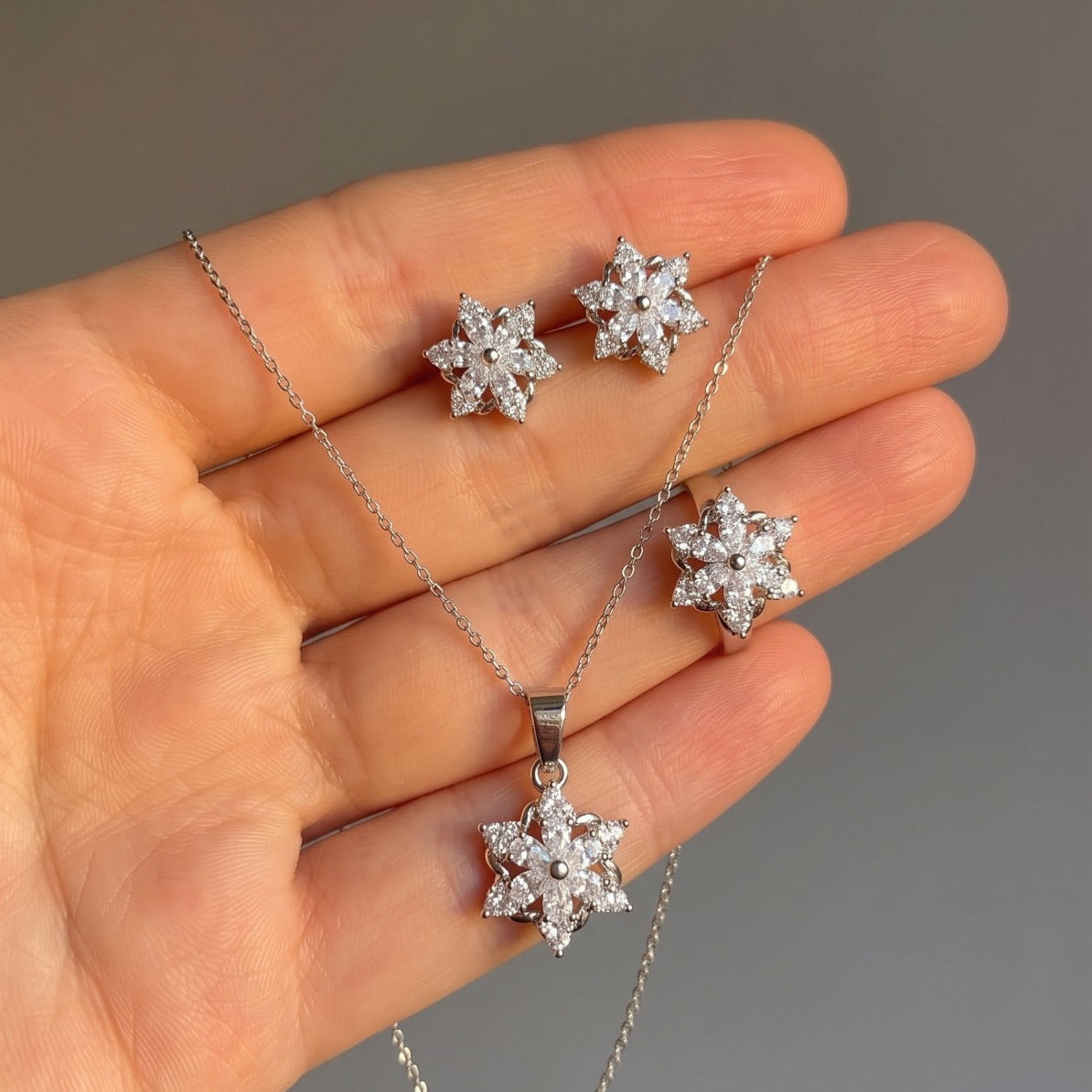 Glamorous Design Silver Plated Crystal Stones Necklace Set For Girls/women