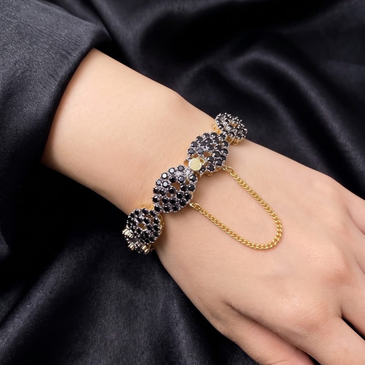 Elegant Design Gold Plated Crystal Stones Bangle For Girls/women