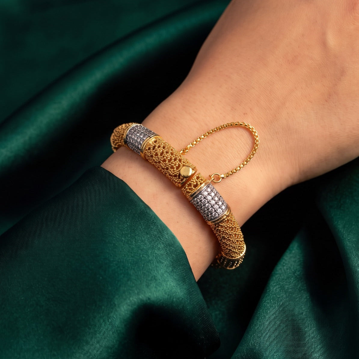 Charming Unique Design Gold Plated Crystal Stones Bangle For Girls/women
