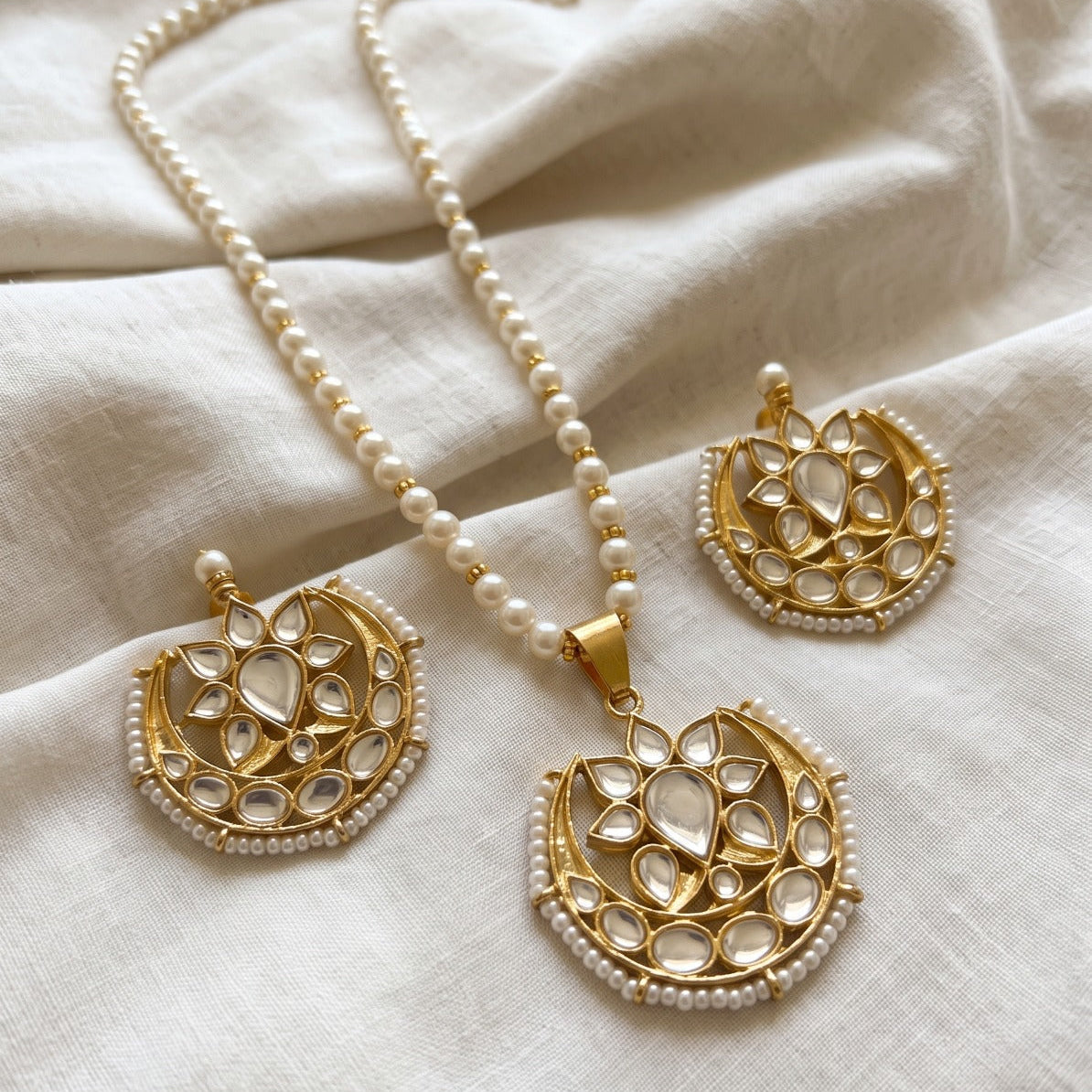 Stylish Design Gold Plated Crystal Stones Necklace Set For Girls/women