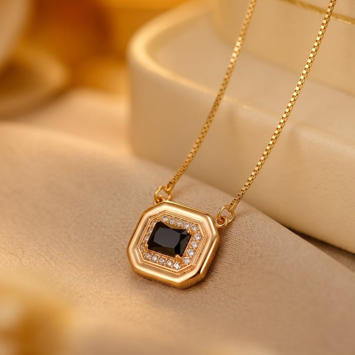 Gorgous Design Gold Plated Crystal Stones Necklace For Girls/women