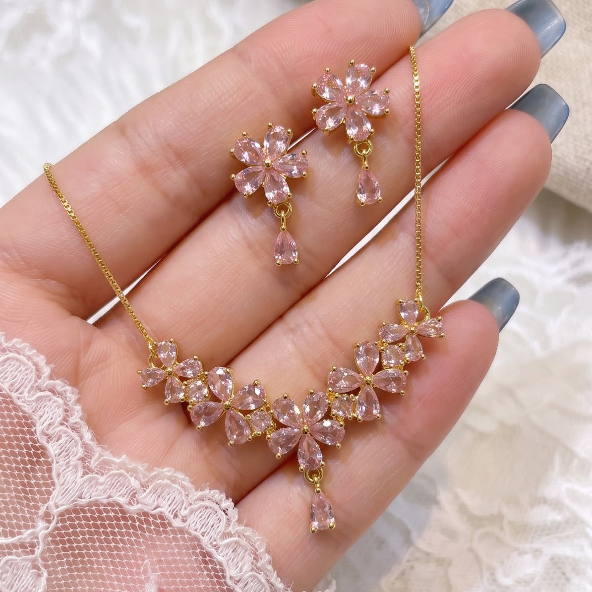 Stylish Design Gold Plated Crystal Stones Necklace Set for Girls/Women