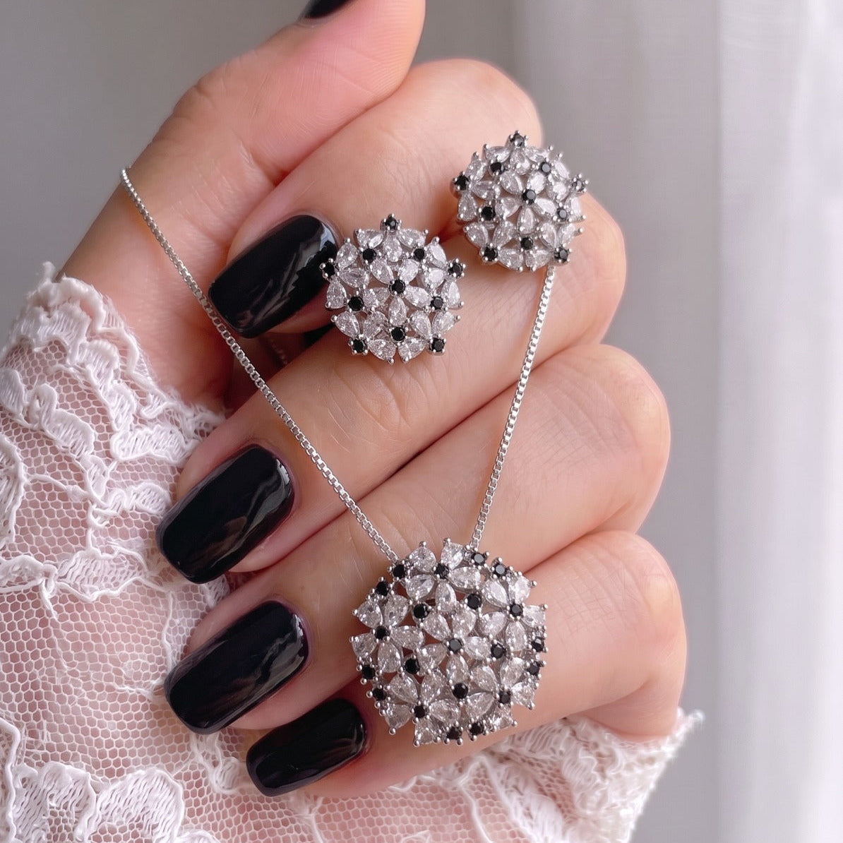 Beautiful Design Silver Plated Crystal Stones Necklace Set for Girls/Women