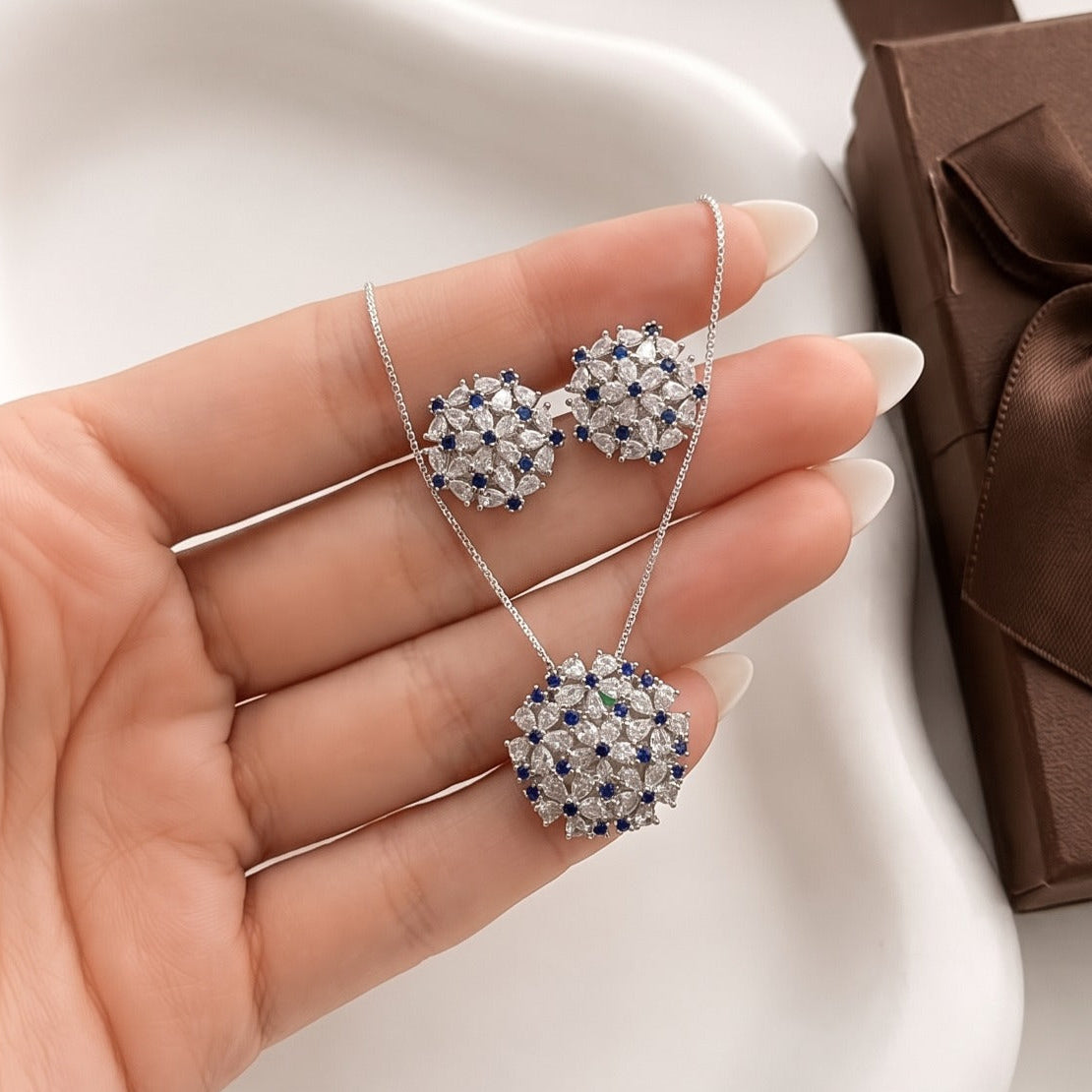 Beautiful Design Silver Plated Crystal Stones Necklace Set for Girls/Women