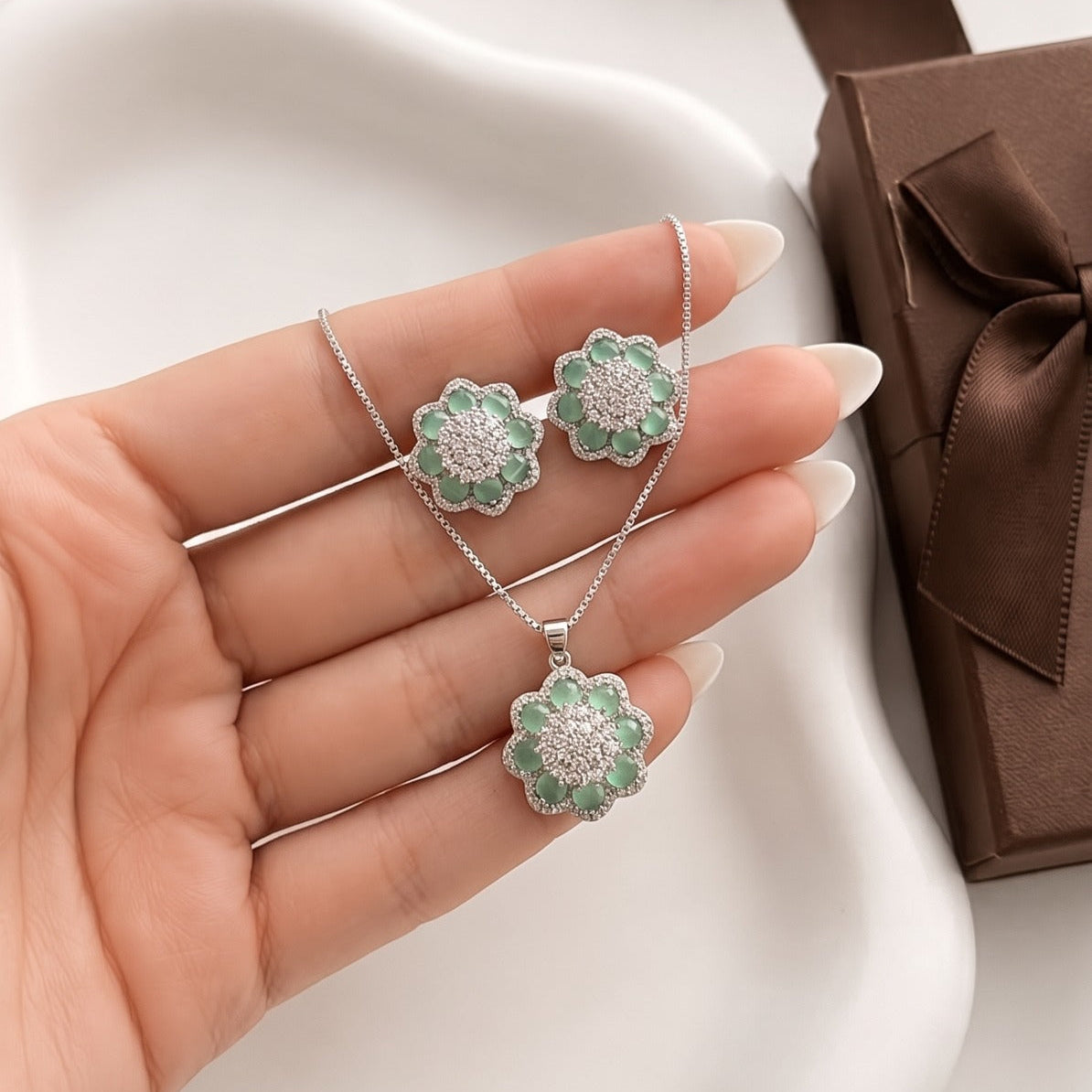 Gorgeous Design Silver Plated Crystal Stones Necklace Set for Girls/Women