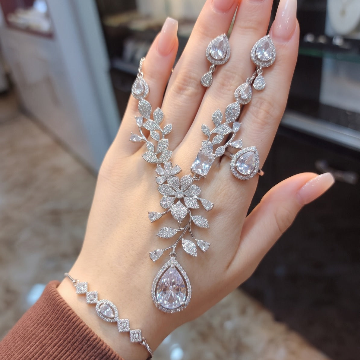 Fancy Design Silver Plated Crystal Stones Necklace Set for Girls/Women