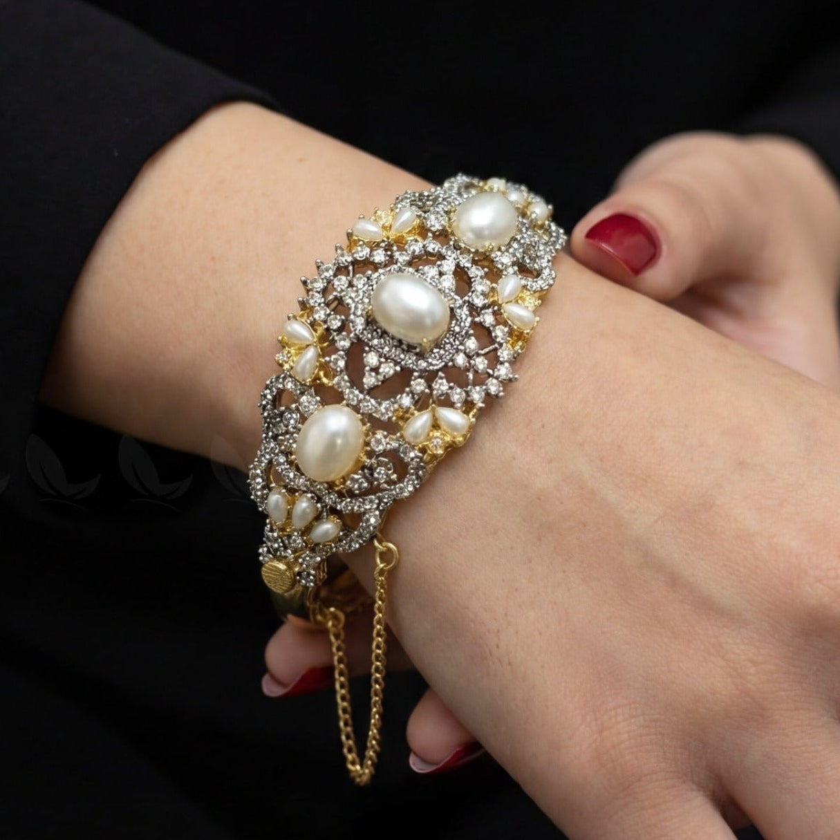Beautiful Unique Design Gold Plated Crystal Stones Bangle for Girls/Women