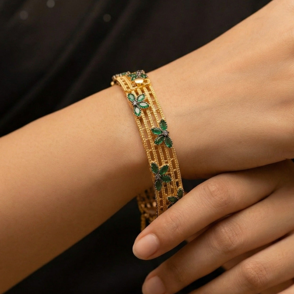 Charming Unique Design Gold Plated Crystal Stones Bangle for Girls/Women