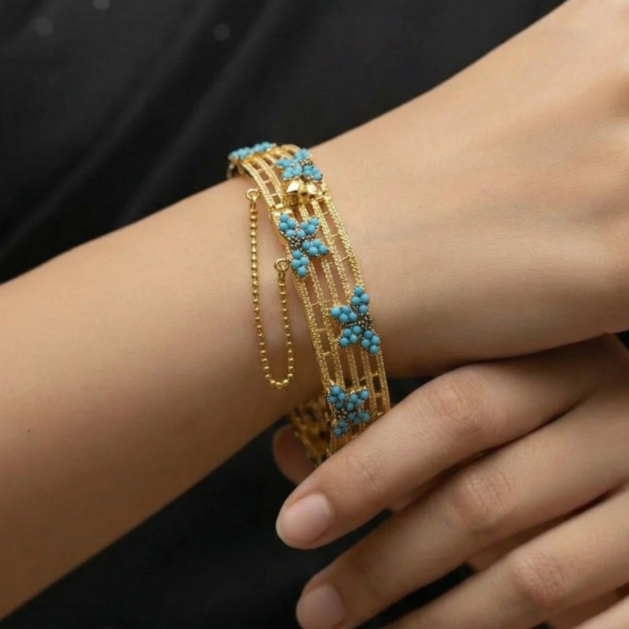 Charming Unique Design Gold Plated Crystal Stones Bangle for Girls/Women