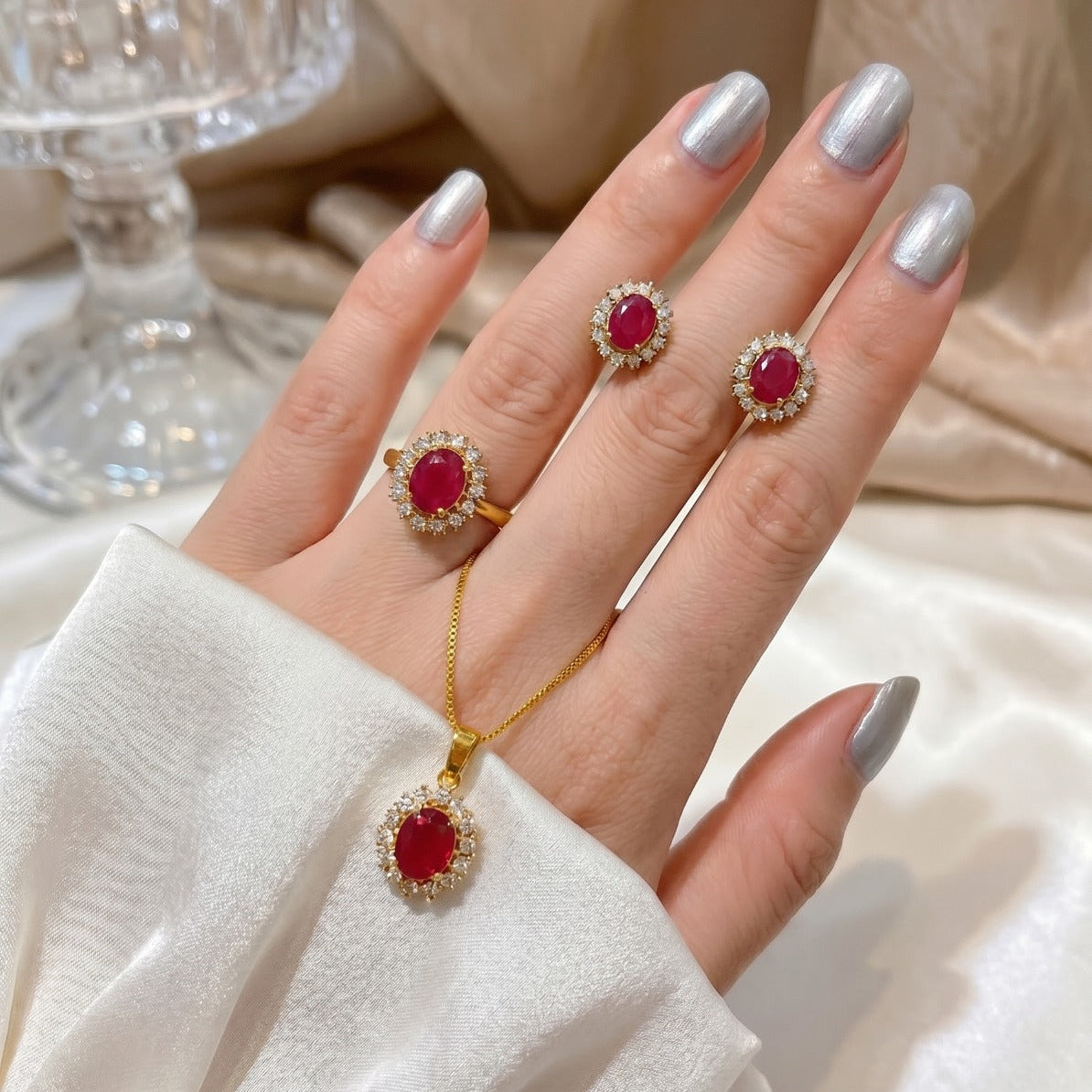 Beautiful Design Gold Plated Crystal Stones Necklace Set for Girls/Women