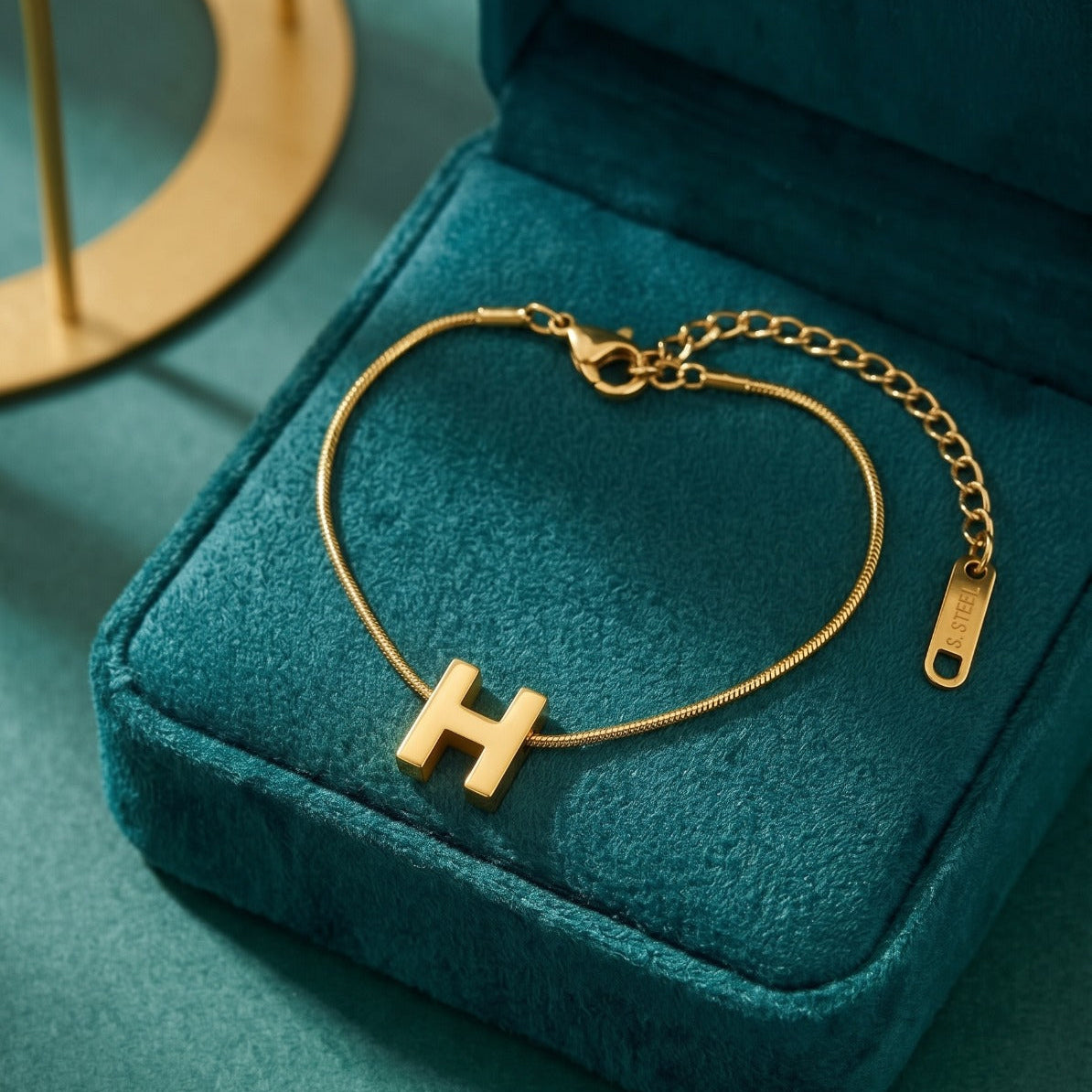 Elegant Design Gold Plated Alphabet Bracelet for Girls/Women