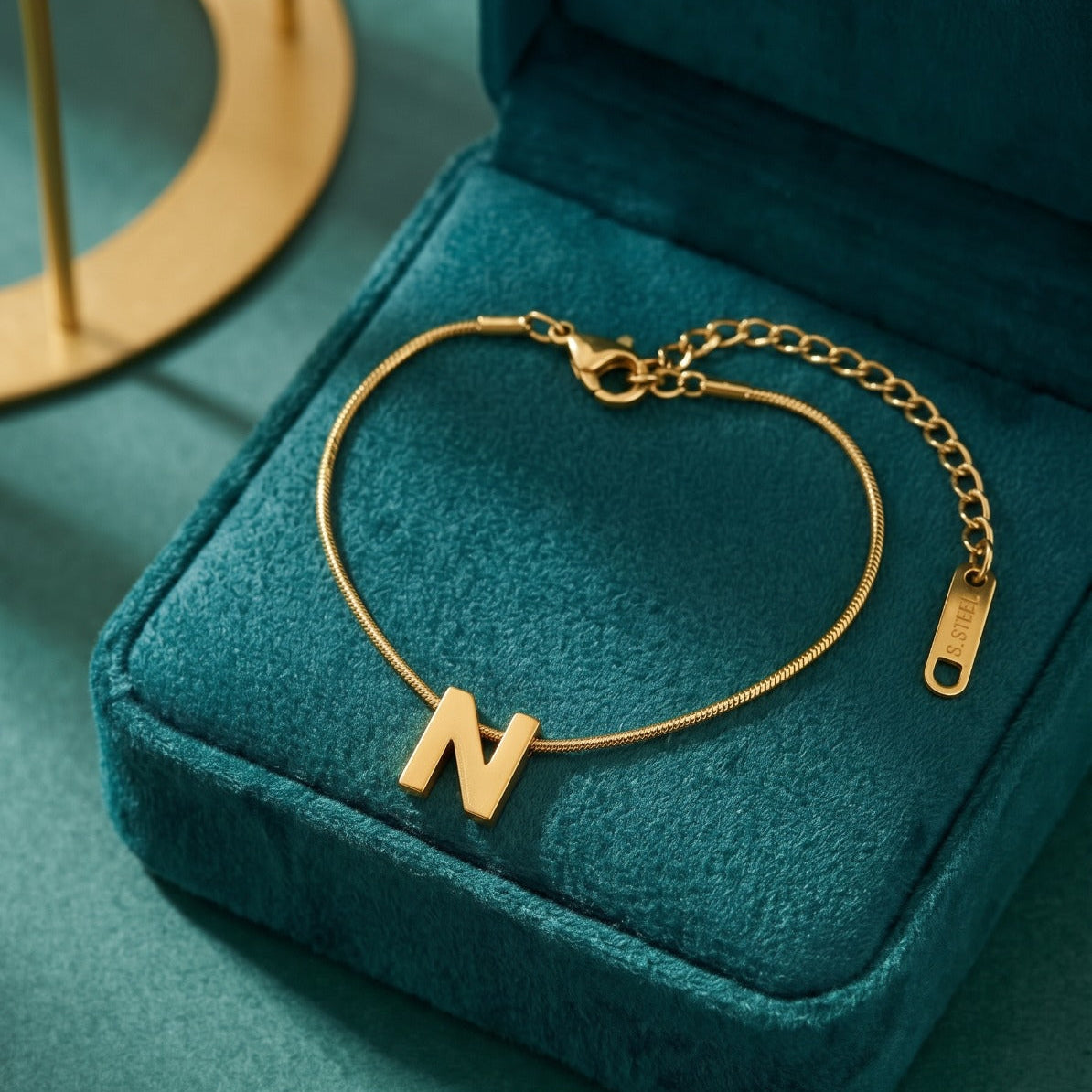 Elegant Design Gold Plated Alphabet Bracelet for Girls/Women